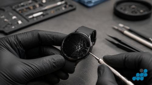 cracked Samsung Galaxy Watch screen before replacement
