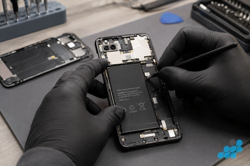 Google Pixel 7 battery replacement in progress at celltech