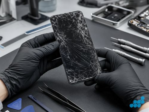 Cracked OnePlus Nord 4 screen requiring replacement